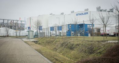 Stadler Marks Milestone with First Locally Produced Double-Decker Car Body in Szolnok